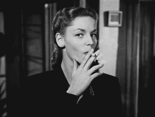 женщина курит