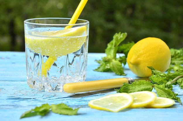 Зачем начинать день со стакана воды с лимоном?
